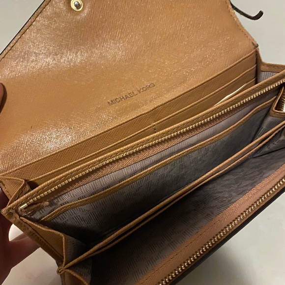 Michael Kors wallet.  Previously loved. Will accept reasonable best offer. - Picture 4 of 4